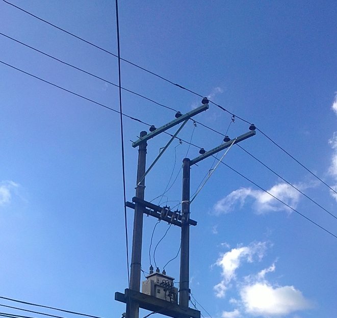 18 Materiales Redes eléctricas Postes crucetas Aisladores