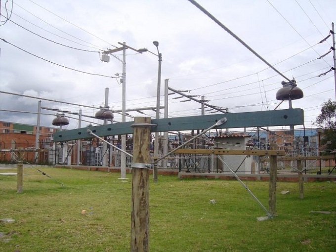 ELECTRIFICADORAS REDES ELÉCTRICAS POSTES CRUCETAS AISLADORES MATERIALES