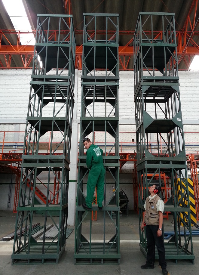 ESTANTERÍAS RACKS Y GABINETES PLÁSTICOS