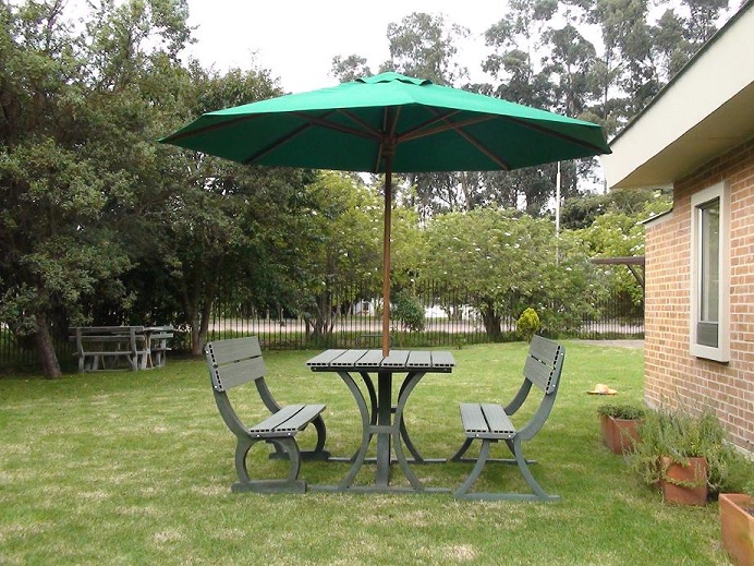 Mesa y Sillas para Exteriores plásticos con Parasoles Juegos de Mesa y