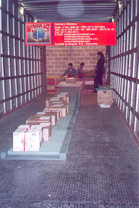 soluciones industriales en plastico 01 banda cinta transportadora para químicos acidos antiderrame aceites de canjilones con seguridad industrial contenedoras cangilon 4