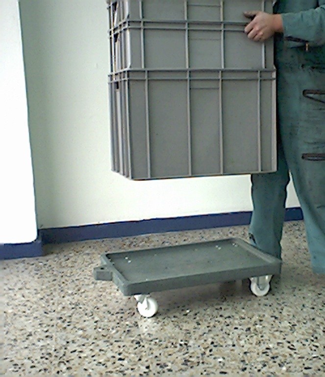 soluciones industriales en plastico 01 carrito ruedas antiderrame para químicos de canecas con seguridad industrial carro porta canastillas carro con canastilla y ruedas 1
