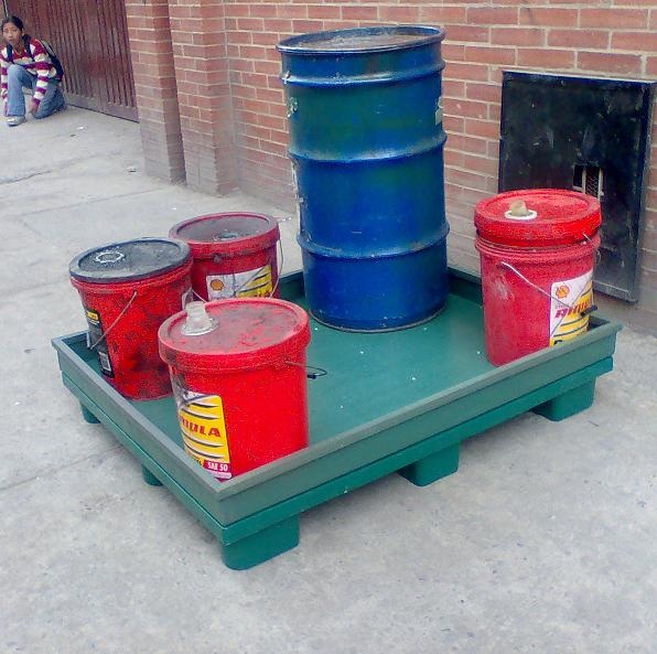 soluciones industriales en plastico 01 estiba antiderrame para químicos de canecas con seguridad industrial contenedoras de quimicos pallets kid antiderrame acidos aceit